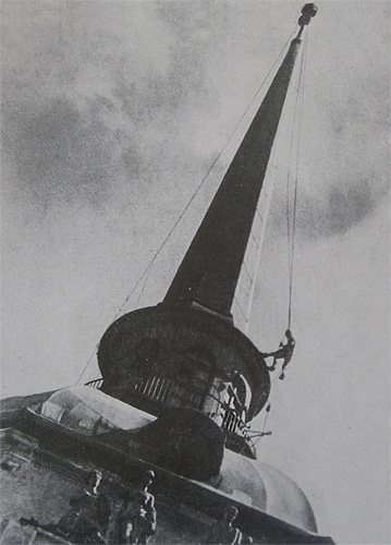 Адмиралтейство. Снятие маскировочного чехла со шпиля. 1944 год